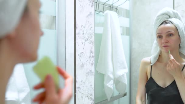 Femme Fait Massage Visage Avec Grattoir Gouache Regarde Dans Miroir — Video