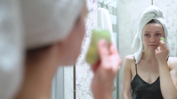Frau Macht Gesichtsmassage Mit Einem Gouachekratzer Und Schaut Den Spiegel — Stockvideo