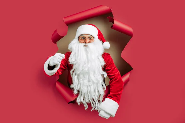 Emotianal Santa Claus Loopt Vol Vertrouwen Door Het Papieren Gat — Stockfoto