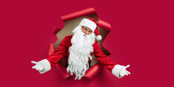 Санта Клаус Смотрит Сквозь Дыру Красной Бумаге Время Жестикулируя Руками — стоковое фото