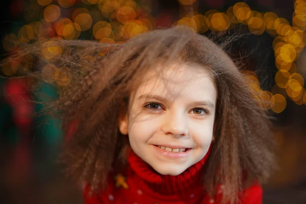 Κοντινό Πορτρέτο Του Χαριτωμένο Όμορφο Κορίτσι Φοράει Χριστουγεννιάτικο Πουλόβερ Διακοσμημένο — Φωτογραφία Αρχείου