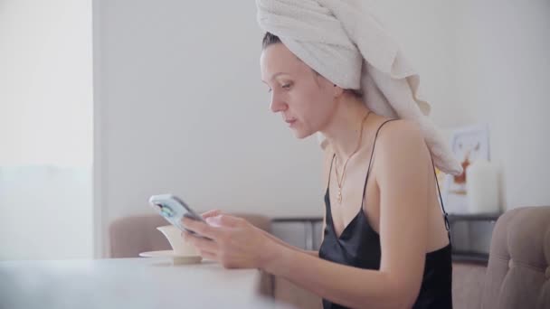 Schöne Junge Frau Trinkt Morgenkaffee Und Scrollt Smartphone Nach Der — Stockvideo