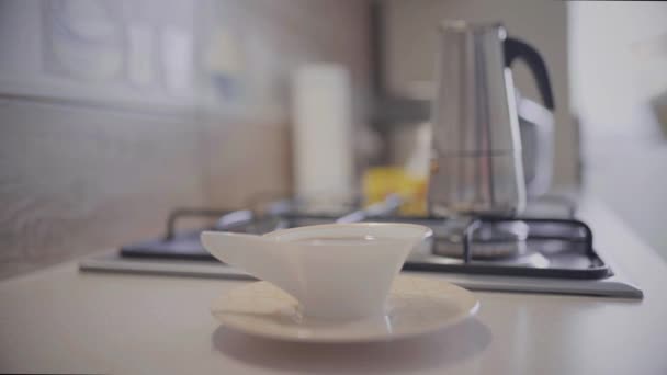 Widok Boku Wylewania Mleka Białej Filiżance Gorącą Kawą Kuchnię Poranne — Wideo stockowe