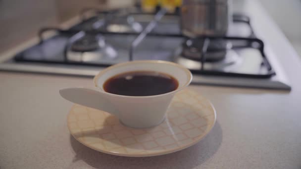 Kahveye Şeker Koyan Elin Yan Görüntüsü Sabah Kahvaltısı Kavramı — Stok video