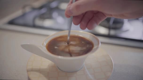 Kahveye Süt Karıştıran Bir Elin Yan Görüntüsü Sabah Kahvaltısı Kavramı — Stok video