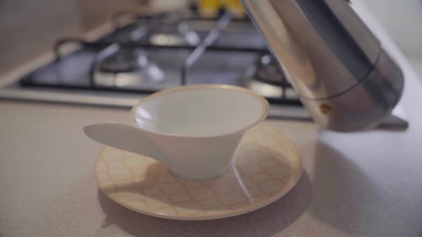 Kahve Makinesinin Mutfaktaki Beyaz Bir Fincana Kahve Koyarkenar Görüntüsü Gayzer — Stok video