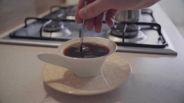 Πλευρική Άποψη Ενός Χεριού Ανάδευση Ζάχαρης Καφέ Πρωινή Έννοια Πρωινό — Αρχείο Βίντεο