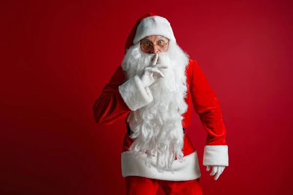 Der Weihnachtsmann Hält Den Zeigefinger Mund Und Blickt Isoliert Die — Stockfoto