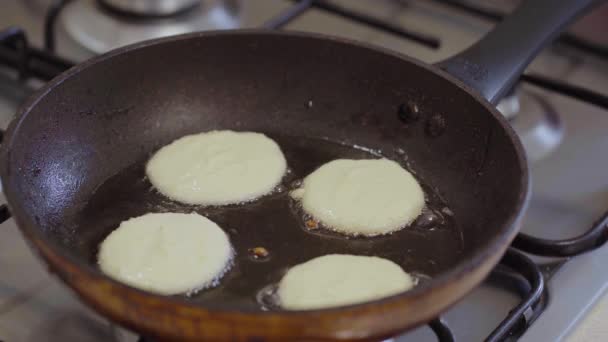 Vaření Sýrové Palačinky Kuchyni Tvarohové Koláče Smažené Černé Plotna Doma — Stock video