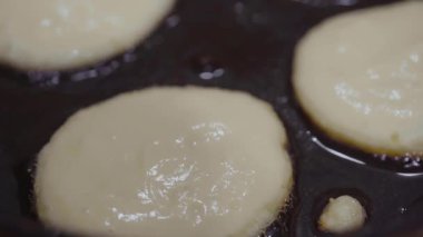 Peynir yemek mutfakta krep. Evde siyah bir zor durumda kızarmış cheesecakes. 