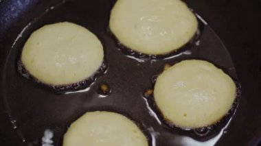 Peynir yemek mutfakta krep. Evde siyah bir zor durumda kızarmış cheesecakes. 