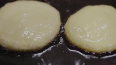 Peynir yemek mutfakta krep. Evde siyah bir zor durumda kızarmış cheesecakes. 