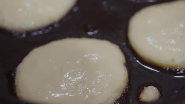 치즈를 부엌에서 팬케이크 철판에 — 비디오