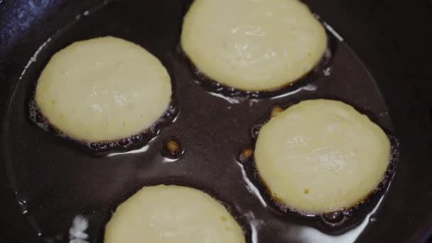 Peynir Yemek Mutfakta Krep Evde Siyah Bir Zor Durumda Kızarmış — Stok video