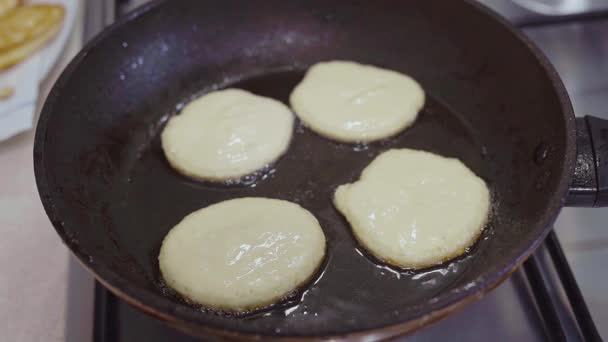 Cozinhar Panquecas Queijo Cozinha Bolos Queijo Fritos Uma Grelha Preta — Vídeo de Stock
