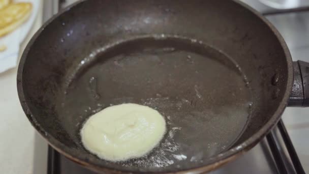 Matlagning Ost Pannkakor Köket Cheesecakes Stekt Svart Plättlagg Hemma — Stockvideo