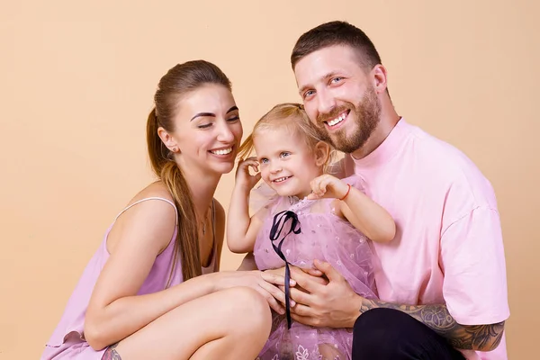 Πορτρέτο Της Ευτυχισμένης Οικογένειας Μητέρα Και Πατέρας Αγκαλιάζουν Την Κόρη — Φωτογραφία Αρχείου