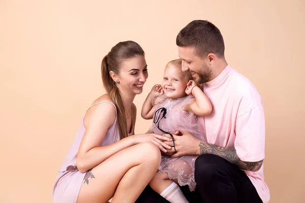 Ritratto Bella Famiglia Madre Padre Felici Abbracciano Figlioletta Sfondo Beige — Foto Stock
