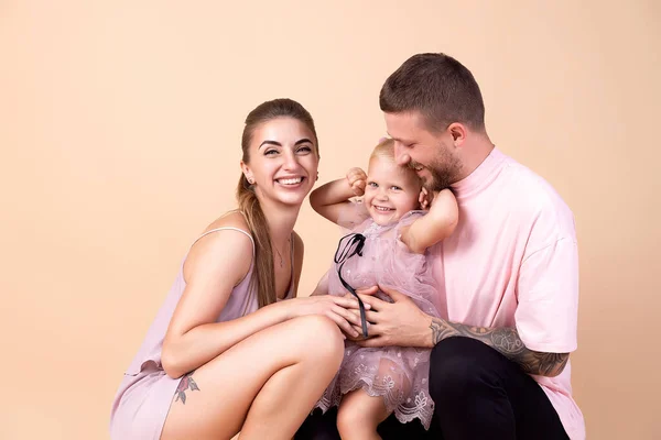 Ritratto Bella Famiglia Felice Madre Padre Con Piccola Figlia Godono — Foto Stock