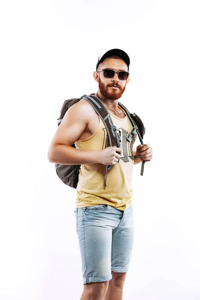 Hombre Hipster Viajero Barbudo Con Una Mochila Con Gorra Gafas — Foto de Stock