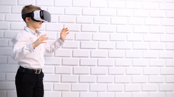 Мальчик Играет Игры Гарнитурой Наслаждаюсь Временем Дома Опыт Виртуальной Реальности — стоковое видео