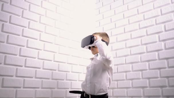 Хлопчик Грає Ігри Гарнітурою Насолоджуйся Вдома Відчувати Віртуальну Реальність Ізольовано — стокове відео