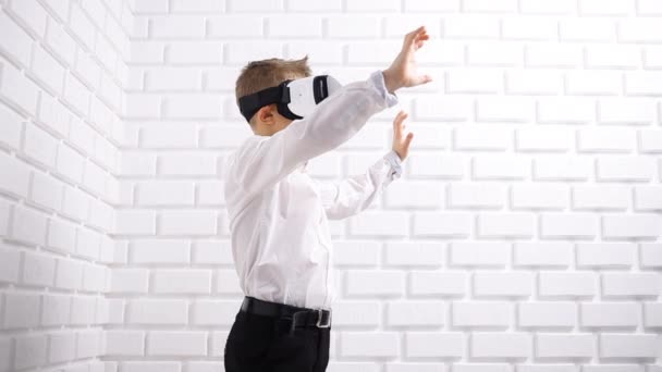 Chlapec Hraje Hry Headset Užívám Čas Doma Zažít Izolovanou Virtuální — Stock video