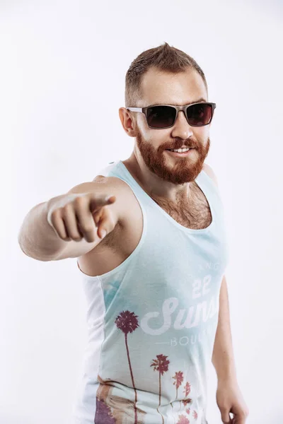 Hipster Barbudo Pelirrojo Hombre Gafas Sol Ropa Verano Señalando Dedo — Foto de Stock