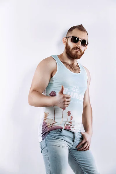 Hipster Κοκκινομάλλα Γενειοφόρος Άνδρας Γυαλιά Ηλίου Καλοκαιρινά Ρούχα Εμφανίζονται Αντίχειρα — Φωτογραφία Αρχείου