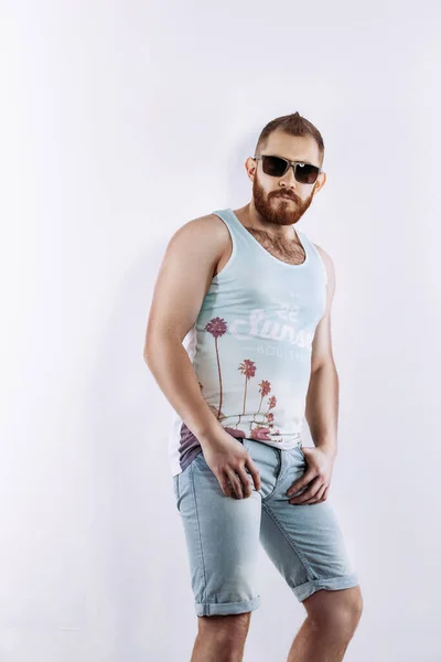 Hipster Zrzka Vousatý Chlap Slunečních Brýlích Letním Oblečení Stojí Bílém — Stock fotografie