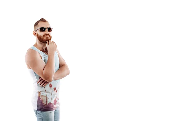 ヒップスターRedhead Beaded男でサングラスで夏服Posing上の白い背景ながらカメラを見ます — ストック写真