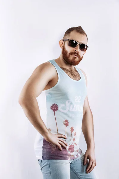 Hipster Κοκκινομάλλα Γενειοφόρος Άνδρας Γυαλιά Ηλίου Καλοκαιρινά Ρούχα Στέκεται Λευκό — Φωτογραφία Αρχείου
