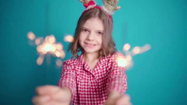 Słodka Dziewczyna Piżamie Trzymając Ognie Przed Kamerą Kolorowym Tle Koncepcja — Wideo stockowe