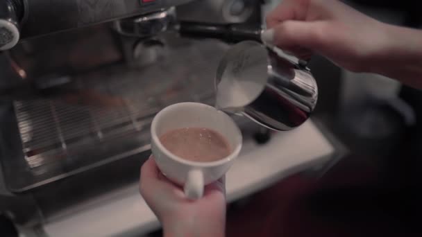 Barista Ρίχνει Γάλα Για Κάνει Καφέ Latte Τέχνη Καφέ Κατάστημα — Αρχείο Βίντεο