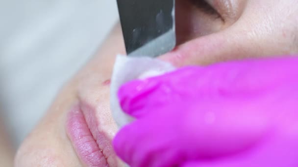 Schoonheidsspecialiste Cosmetoloog Doet Ultrasone Gezichtsreiniging Huid Met Apparaat Professionele Cosmetische — Stockvideo