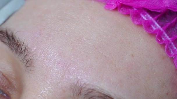Cosmetologist Esteticista Que Faz Pele Limpeza Facial Ultrasônica Com Dispositivo — Vídeo de Stock