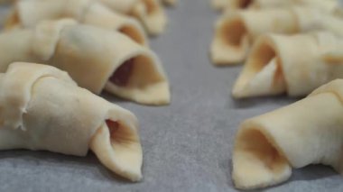 Pastayı fırında pişirmek için hazırlayın. Mutfaktaki yemek tepsisindeki kurabiyeler. Kamera hareket ediyor. 
