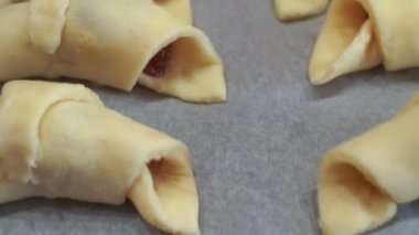 Pastayı fırında pişirmek için hazırlayın. Mutfaktaki yemek tepsisindeki kurabiyeler. Kamera hareket ediyor. 