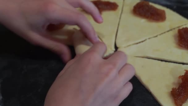 自制甜糕点 我们用填充物做成饼干的形状 放在烹调盘上 Jam 手工做的 — 图库视频影像