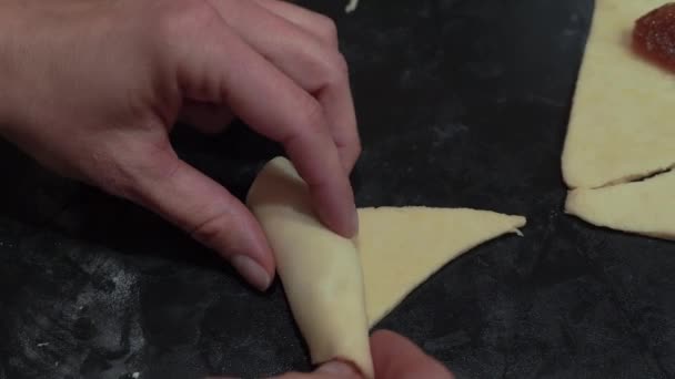 Σπιτικά Γλυκά Γυναίκα Σχηματίζει Σχήμα Των Cookies Γέμιση Και Βάζει — Αρχείο Βίντεο