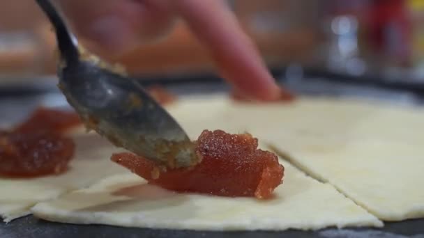 Fechar Processo Engarrafamento Colocação Massa Farinha Redução Doces Caseiros Croissants — Vídeo de Stock