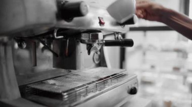 Kahve makinesi kafede espresso yapıyor. Kahve dükkanı konsepti.