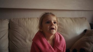 Küçük kız duygusal ve evde televizyon izlerken şaşırmış. Yurtiçi konsept. Yaşam biçimi . 