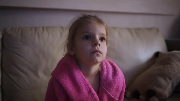 Mała Dziewczynka Emocjonalnie Skoncentrowana Ogląda Telewizję Domu Koncepcja Krajowa Styl — Wideo stockowe