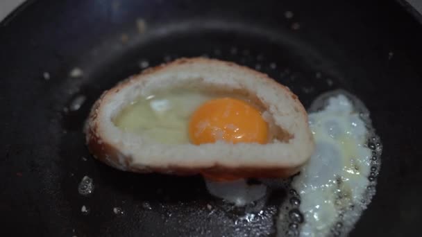 Kahvaltıda Tavada Kızartılmış Ekmekli Leziz Yumurta Yakın Yemeği Kamera Hareket — Stok video