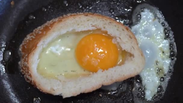 Detailní Záběr Lahodného Smaženého Vejce Chlebu Smaženého Pánvi Snídani Domácí — Stock video