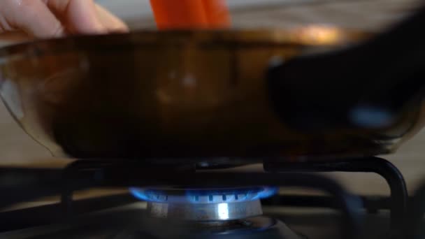 在家做饭 用蓝色的火焰和平底锅把点燃的燃烧器关上 — 图库视频影像