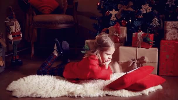 Bambina Sdraiata Sul Tappeto Vicino Regali Natale Casa Espressiva Giocando — Video Stock