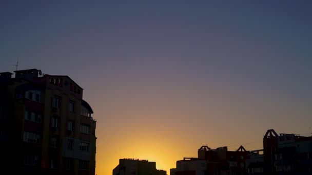Ukraine Sonnenaufgangssonne Über Den Silhouetten Der Städtischen Gebäude Zeitraffer — Stockvideo