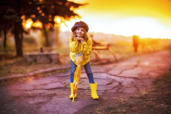 Comprimento Total Menina Criança Feliz Com Guarda Chuva Amarelo Botas — Fotografia de Stock